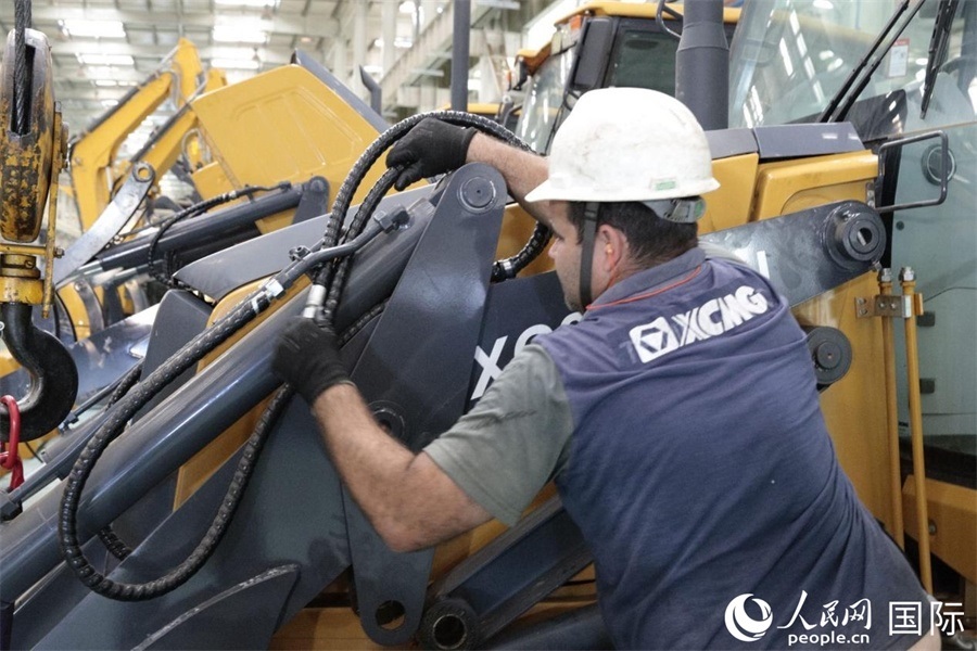 一名徐工巴西制造基地的當(dāng)?shù)貑T工正在進(jìn)行設(shè)備安裝和調(diào)試。 人民日報社拉美中心分社 威廉·科埃略·維亞納攝