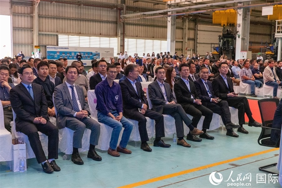 巴西米納斯吉拉斯州、波蘇阿雷格里市政府官員，徐工巴西制造的供應(yīng)商、經(jīng)銷商、客戶伙伴和員工代表，以及在巴中資機(jī)構(gòu)代表等200多人，出席了徐工巴西制造投產(chǎn)運(yùn)營10周年暨第23456臺產(chǎn)品下線儀式。 人民網(wǎng) 威廉·科埃略·維亞納攝