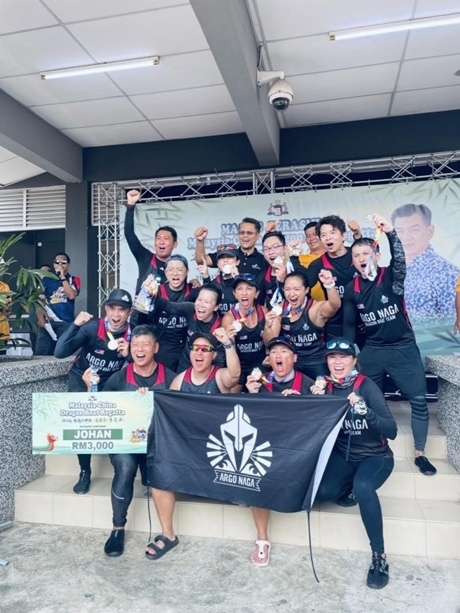 全體隊員歡慶取得混合組冠軍。組委會供圖