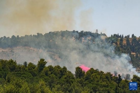 6月12日，以色列北部加利利地區(qū)遭受火箭彈襲擊后冒出滾滾濃煙。新華社發(fā)（阿亞爾·馬戈林?jǐn)z/基尼圖片社）