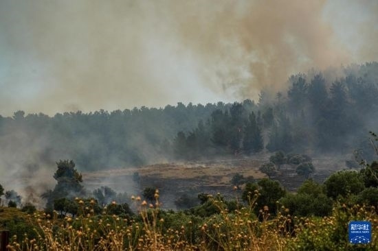  6月12日，以色列北部加利利地區(qū)遭受火箭彈襲擊后冒出滾滾濃煙。新華社發(fā)（阿亞爾·馬戈林?jǐn)z/基尼圖片社）