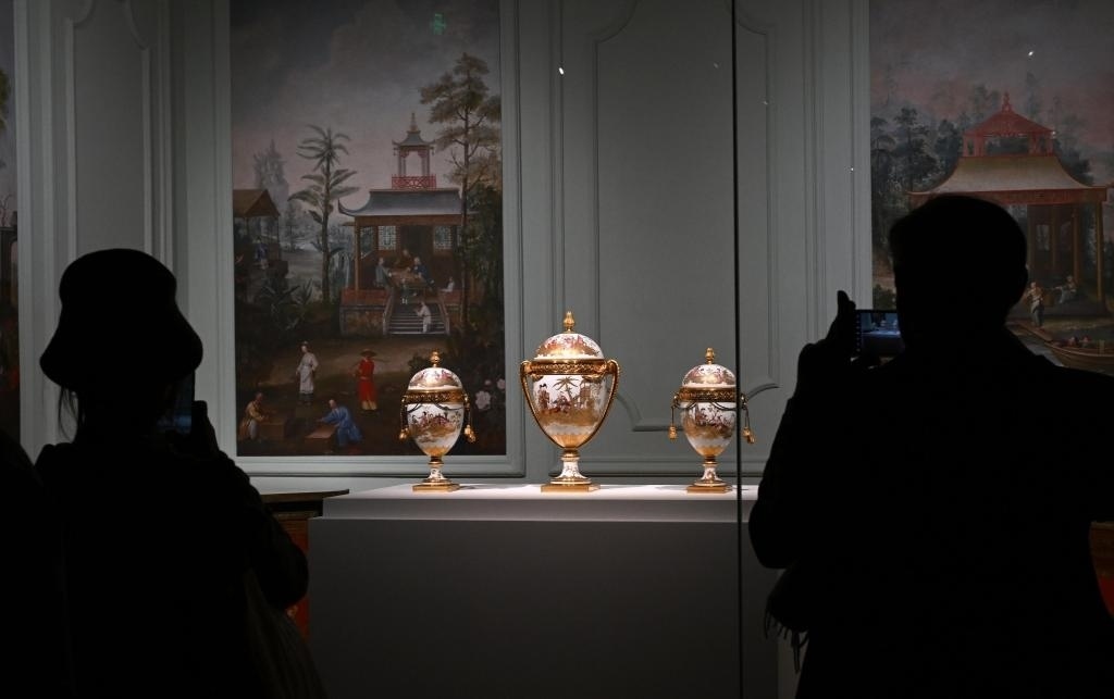 4月1日，觀眾在北京故宮參觀“紫禁城與凡爾賽宮——17、18世紀(jì)的中法交往”展覽。新華社記者金良快攝