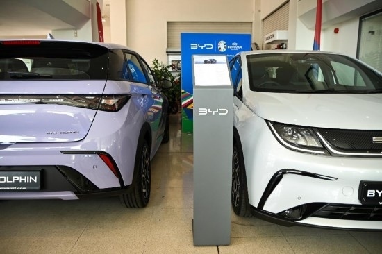 這是5月29日在馬耳他比爾基卡拉拍攝的展示廳里的比亞迪純電動汽車。新華社發(fā)（喬納森·博格 攝）