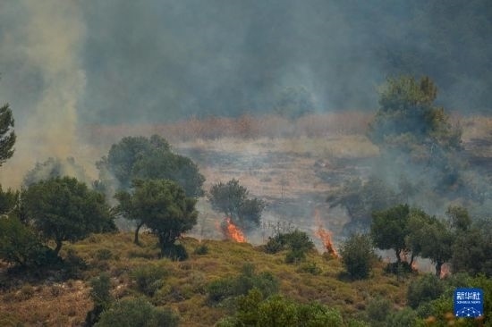 6月12日，以色列北部加利利地區(qū)遭受火箭彈襲擊后冒出滾滾濃煙。新華社發(fā)（阿亞爾·馬戈林?jǐn)z/基尼圖片社）