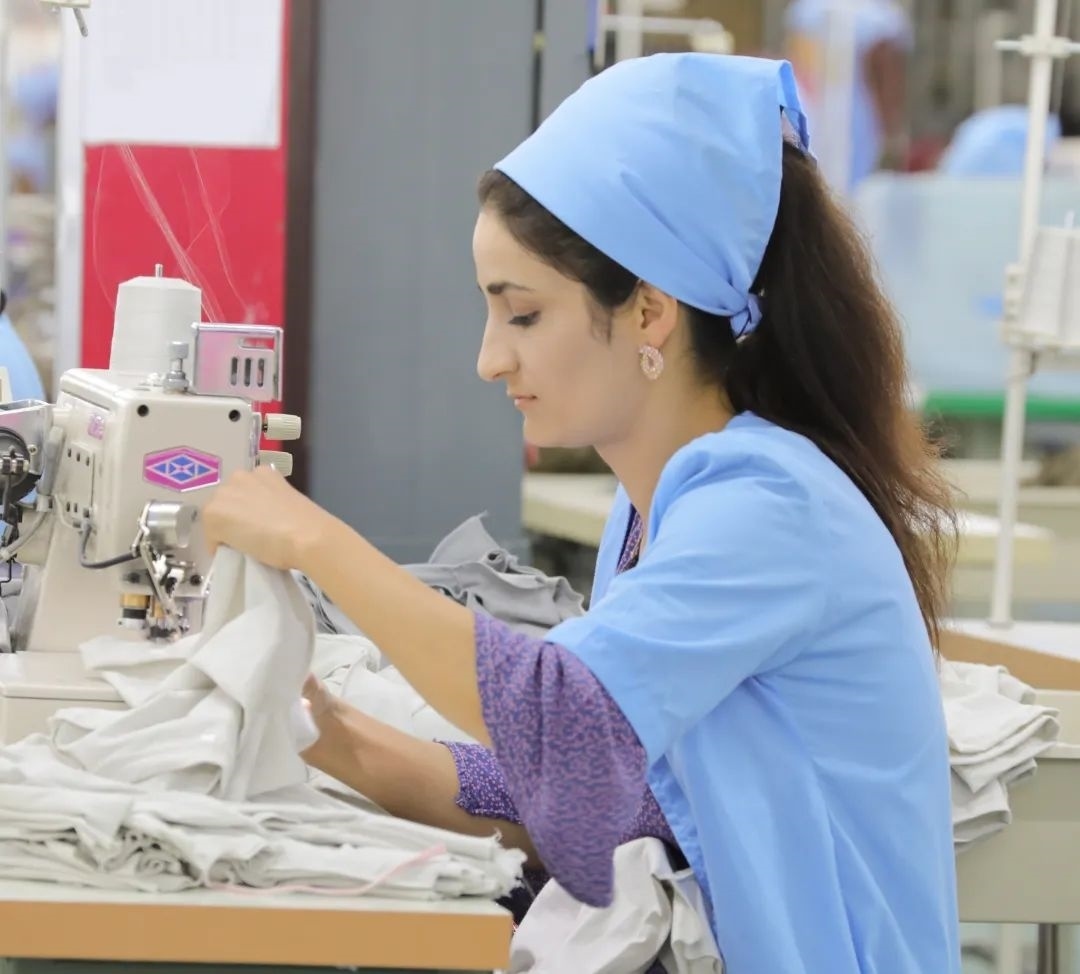 當(dāng)?shù)毓と苏谶M(jìn)行成衣縫紉。胡澤曦攝