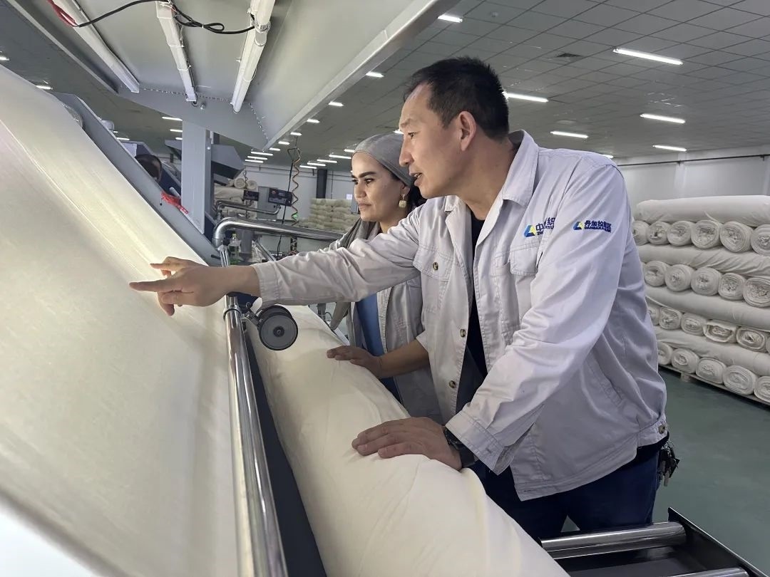 中方技術(shù)人員正在指導(dǎo)當(dāng)?shù)毓と?。屈佩攝