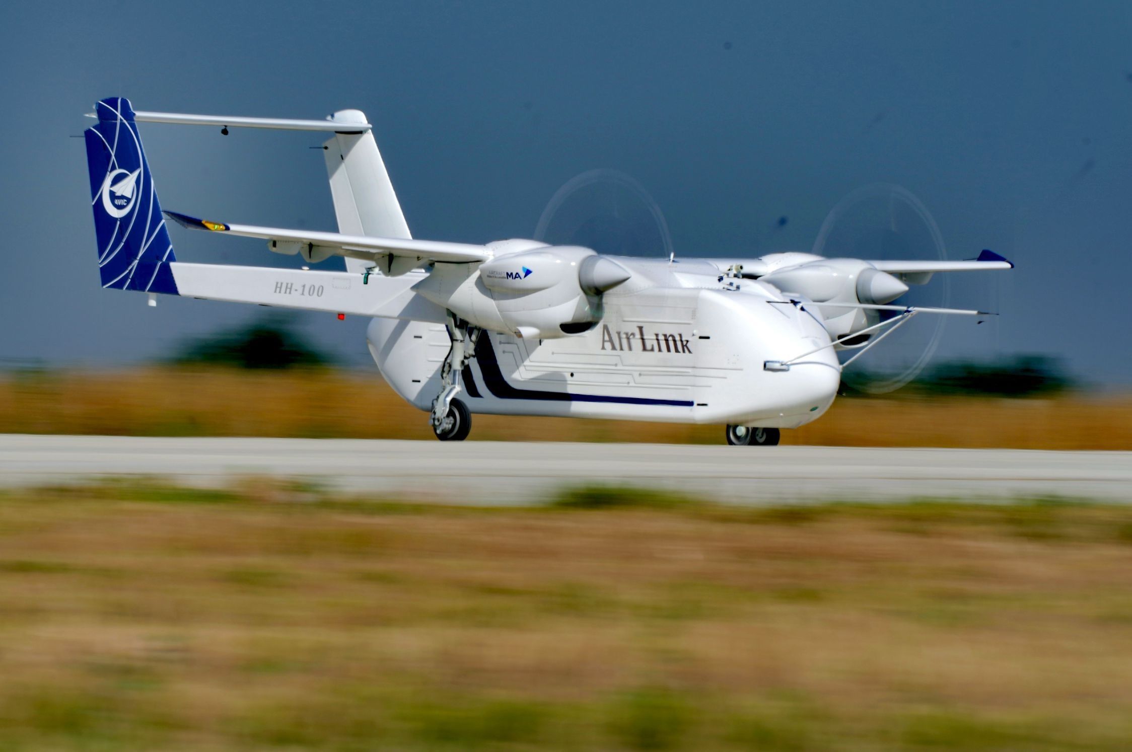 △2024年6月12日，HH-100航空商用無人運(yùn)輸系統(tǒng)驗證機(jī)在西安藍(lán)田通用機(jī)場首飛成功。