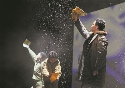 圖為清華大學(xué)原創(chuàng)話劇《馬蘭花開(kāi)》的演出現(xiàn)場(chǎng)。新華社記者 王申攝