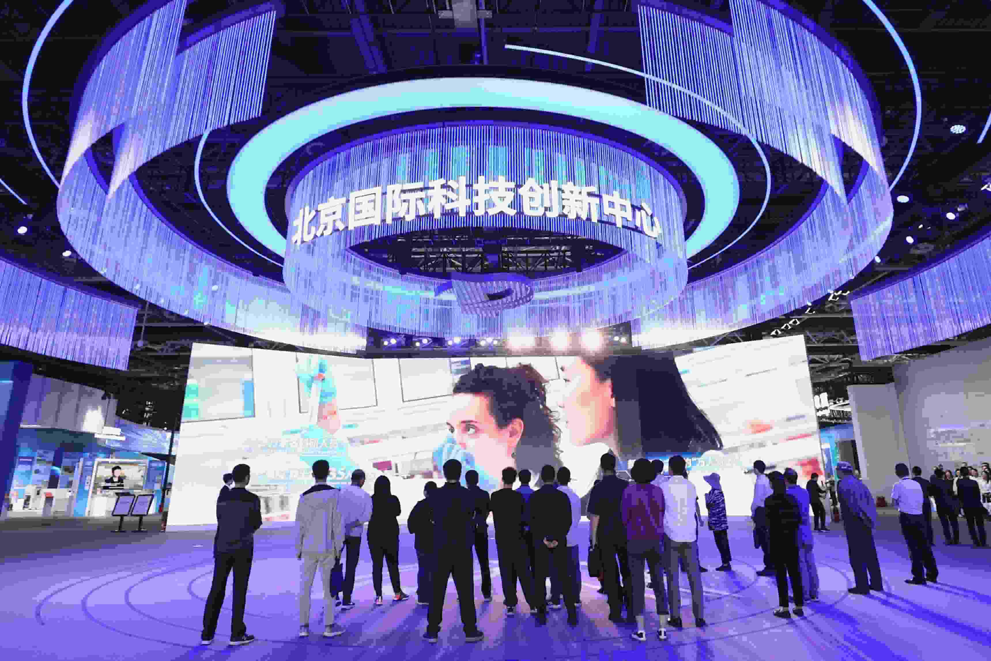 △2024年5月11日，觀眾在中關(guān)村展示中心觀看科技創(chuàng)新宣傳片。