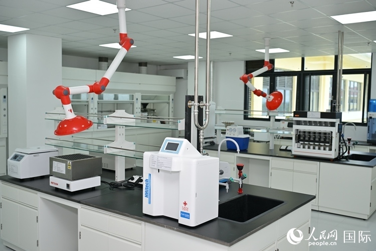 援緬甸國家疾控中心實驗室內(nèi)。人民網(wǎng)記者 謝佳君攝