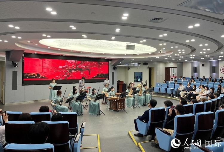 北京第二外國(guó)語(yǔ)學(xué)院學(xué)生帶來(lái)民樂(lè)表演。人民網(wǎng)記者 陳思攝