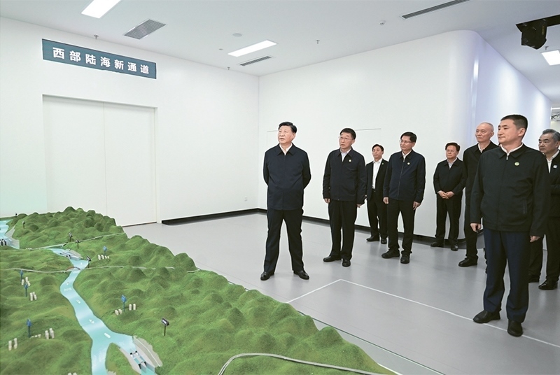 2023年12月14日至15日，中共中央總書(shū)記、國(guó)家主席、中央軍委主席習(xí)近平在廣西考察。這是14日上午，習(xí)近平在南寧市考察中國(guó)—東盟信息港股份有限公司，結(jié)合平陸運(yùn)河沙盤(pán)聽(tīng)取西部陸海新通道骨干工程建設(shè)匯報(bào)。 新華社記者 謝環(huán)馳/攝