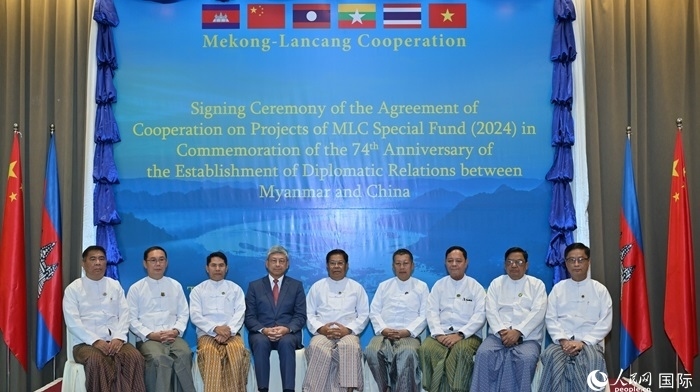 中國(guó)駐緬甸大使陳海（左四）與緬方執(zhí)行部委部長(zhǎng)合影。人民網(wǎng)記者 謝佳君攝