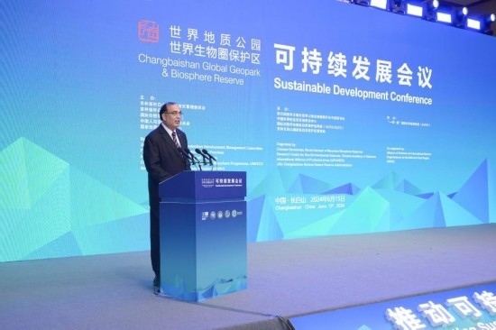  6月15日，聯(lián)合國(guó)教科文組織東亞地區(qū)辦事處主任夏澤翰在“長(zhǎng)白山·世界地質(zhì)公園、世界生物圈保護(hù)區(qū)可持續(xù)發(fā)展會(huì)議”上做主旨演講。新華社發(fā)