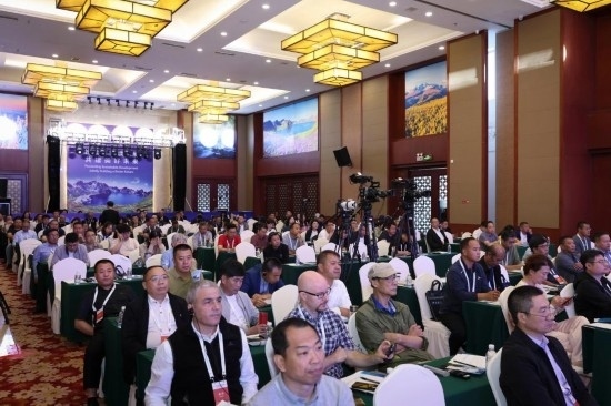  6月15日，“長(zhǎng)白山·世界地質(zhì)公園、世界生物圈保護(hù)區(qū)可持續(xù)發(fā)展會(huì)議”現(xiàn)場(chǎng)。新華社發(fā)