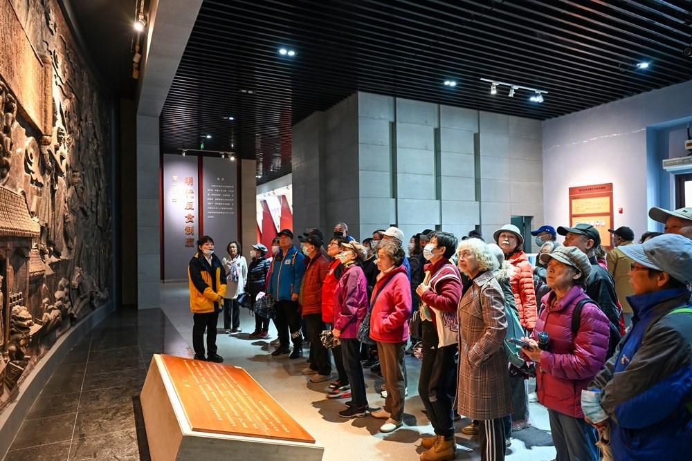 △ 2024年4月10日，北京朝陽區(qū)安慧里社區(qū)黨委組織離退休黨員參觀“明鏡昭廉”明代反貪尚廉歷史文化園。