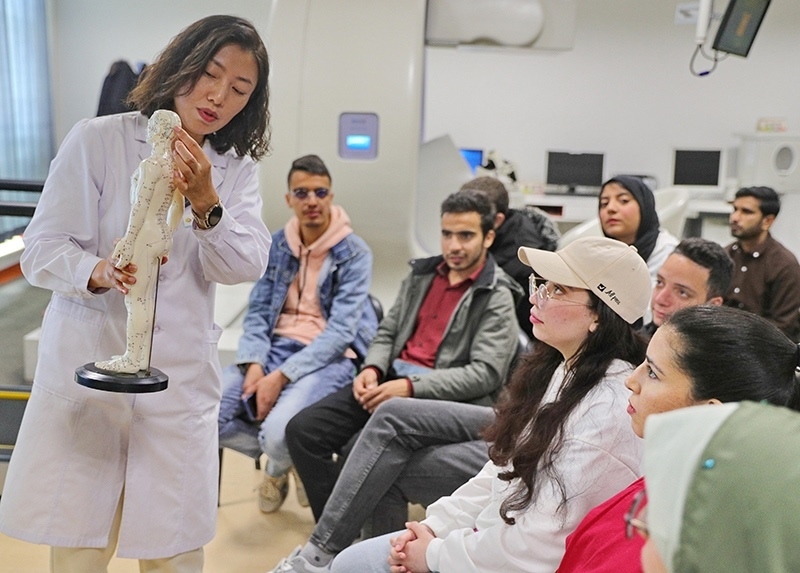 2023年4月19日，河北省秦皇島市中醫(yī)醫(yī)院醫(yī)務(wù)工作者為燕山大學(xué)外國留學(xué)生講解中醫(yī)經(jīng)絡(luò)知識。