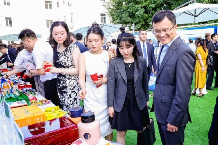 與會嘉賓參觀品鑒上合組織農(nóng)業(yè)基地特產(chǎn)。主辦方供圖