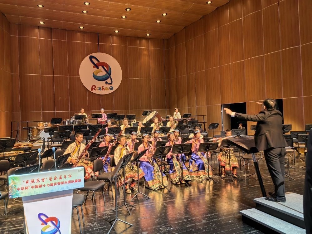 5月4日，來自果洛西寧民族中學(xué)的果洛州青少年管樂團(tuán)在山東省日照市演出。