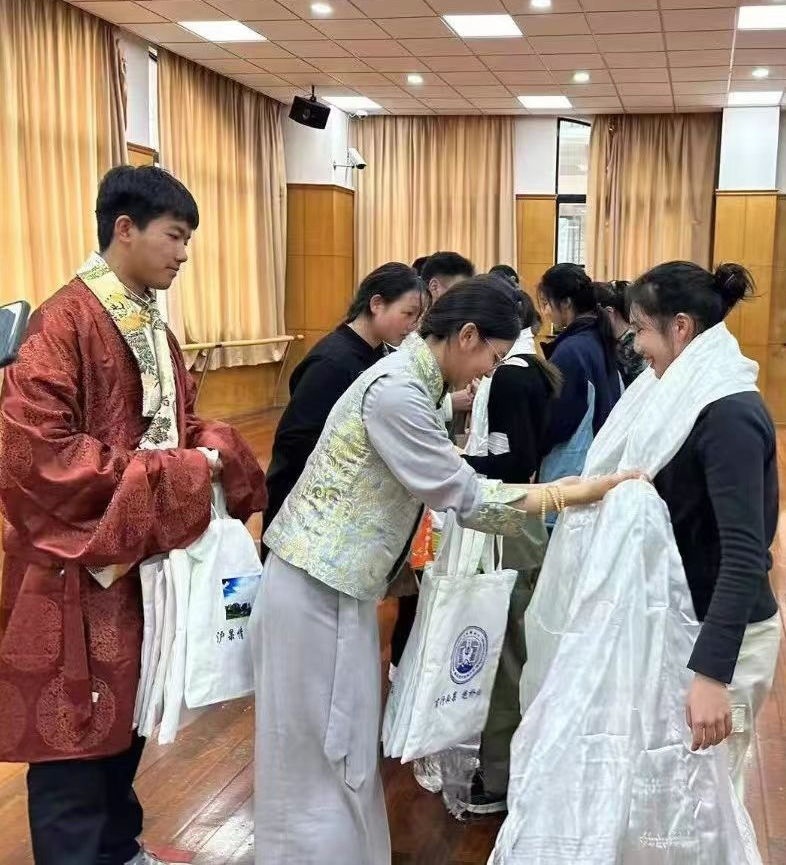 2024年1月18日，在上海市大同中學(xué)，果洛西寧民族中學(xué)學(xué)生給上海大同中學(xué)師生獻(xiàn)哈達(dá)。新華社發(fā)（果洛州教育局供圖）