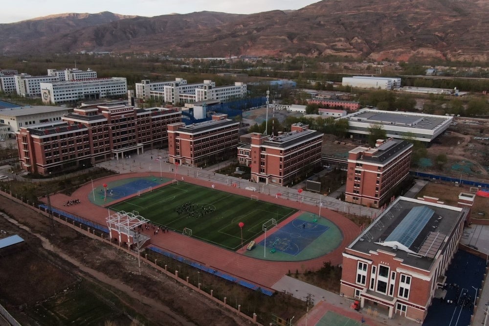2021年4月28日拍攝的果洛西寧民族中學(xué)（無人機(jī)照片）。