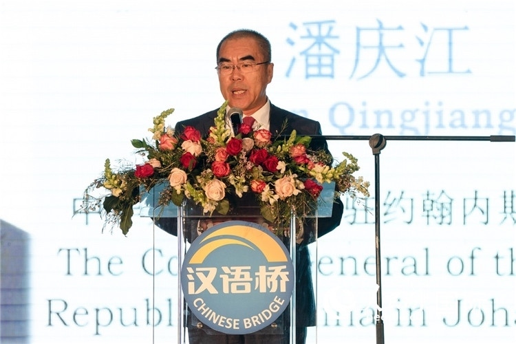 潘慶江總領(lǐng)事致辭。人民日?qǐng)?bào)非洲中心分社 希拉茲·莫林?jǐn)z