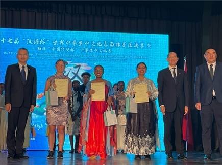 李旭東教育參贊（左一）與赴華參賽選手等合影留念。（圖片來(lái)源：孔子課堂）