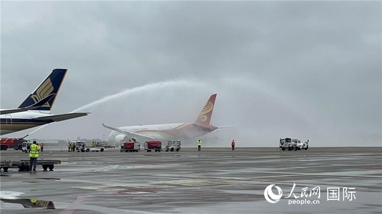 航班享受“水門(mén)禮”后起飛。牛瑞飛攝