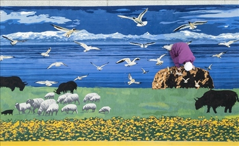 在青海省西寧市圣源地毯集團(tuán)有限公司生產(chǎn)車間，操作工檢查毯面、拔花刺（2023年2月4日攝）。新華社記者 才揚(yáng) 攝