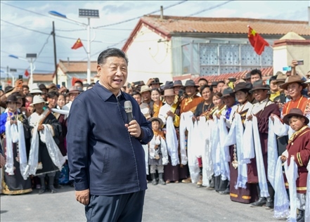 2021年6月7日至9日，習(xí)近平總書記在青?？疾?。這是8日下午，習(xí)近平在海北藏族自治州剛察縣沙柳河鎮(zhèn)果洛藏貢麻村考察時，同村民們親切交流。新華社記者 謝環(huán)馳 攝