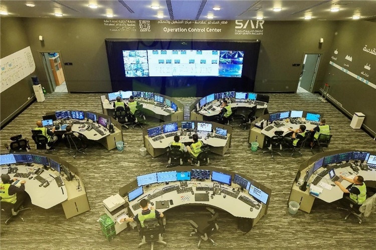 圖為運營指揮中心一景。中國鐵建供圖