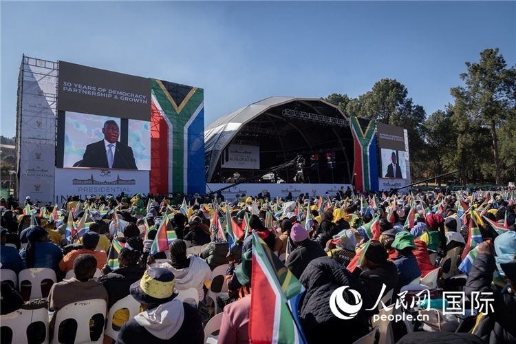 南非民眾觀看拉馬福薩總統(tǒng)就職演說。 人民日報非洲中心分社 希拉茲·莫林?jǐn)z