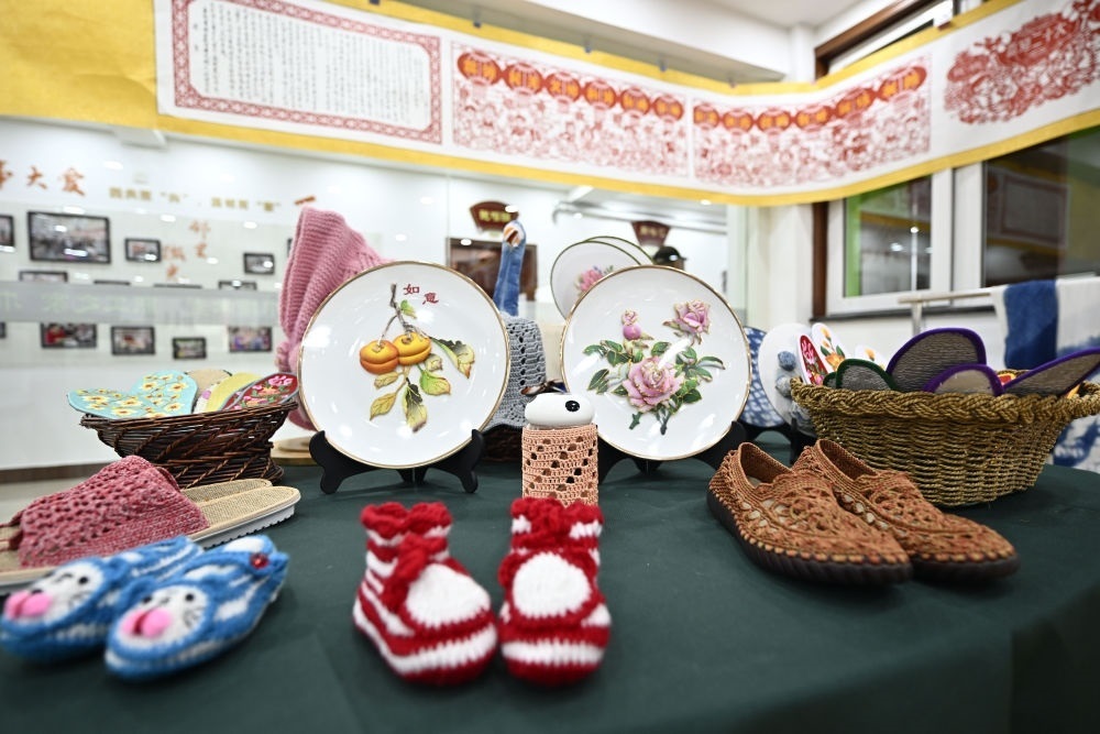 長(zhǎng)城花園社區(qū)居民制作的手工藝品（6月19日攝）。