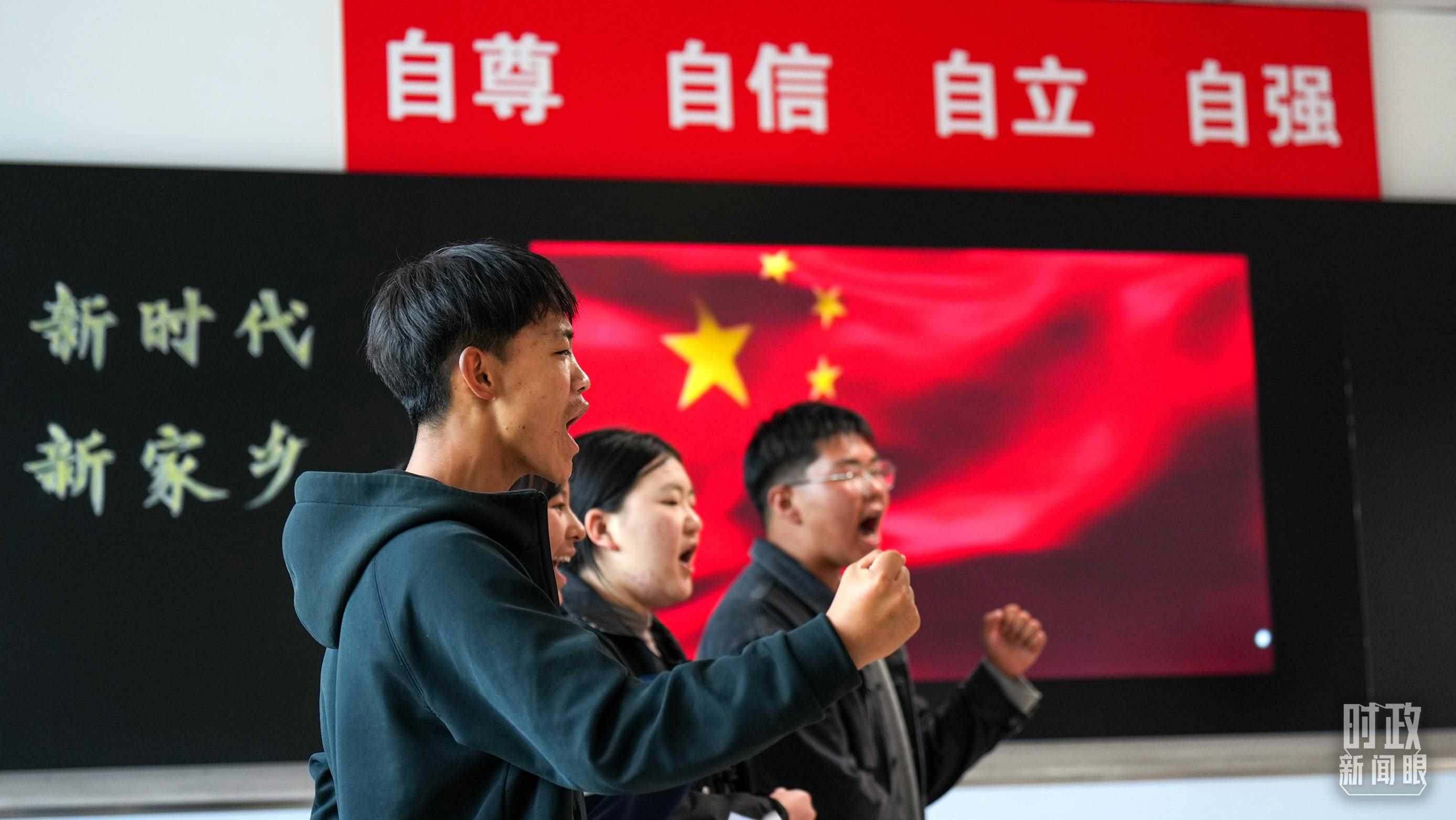 △果洛西寧民族中學高一（1）班的“新時代、新家鄉(xiāng)”主題思政課。（總臺央視記者許永松、國廣記者李晉拍攝）