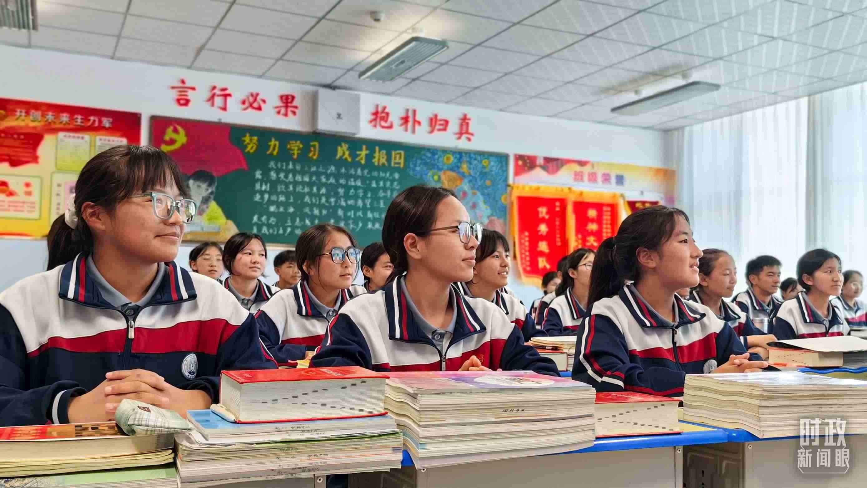 △果洛西寧民族中學高一（1）班的“新時代、新家鄉(xiāng)”主題思政課。（總臺央視記者段德文拍攝）