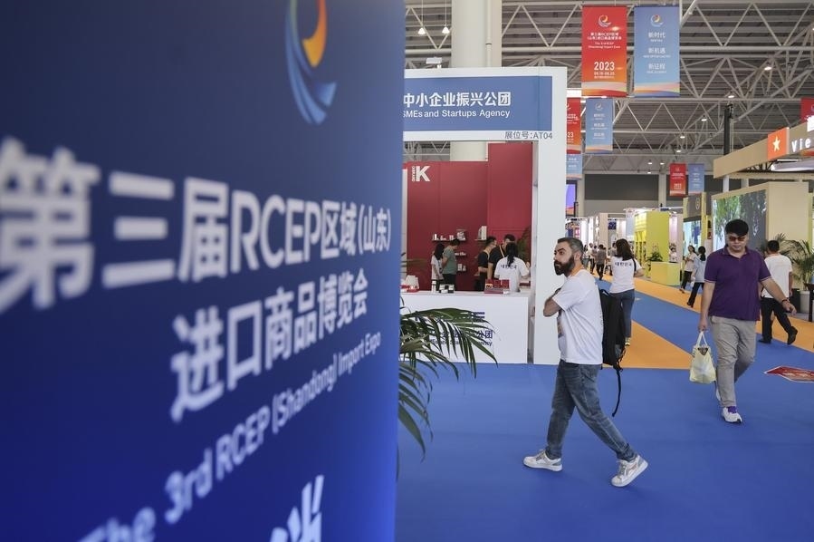 2023年8月18日，人們在第三屆RCEP區(qū)域（山東）進(jìn)口商品博覽會上參觀。新華社發(fā)（許傳寶 攝）