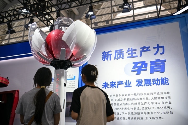 6月20日，與會者參觀天津云圣智能科技有限責(zé)任公司展區(qū)展出的“圣·寶蓮燈”全自主無人機(jī)巡檢系統(tǒng)。新華社記者 孫凡越 攝