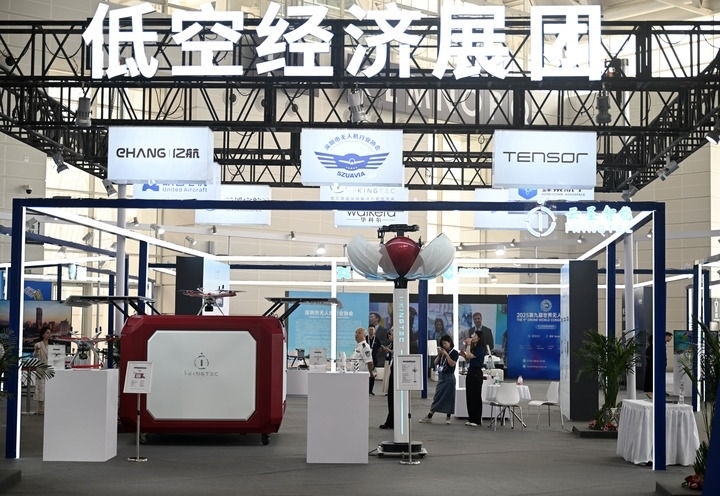 6月20日，參觀者在博覽會低空經(jīng)濟(jì)展團(tuán)參觀。新華社記者 趙子碩 攝