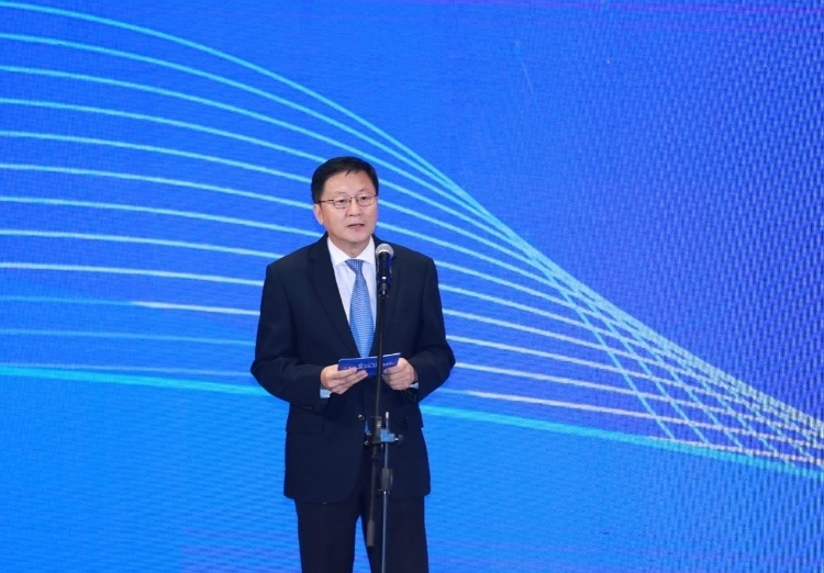 中國(guó)網(wǎng)總編輯王曉輝主持論壇。中國(guó)外文局供圖