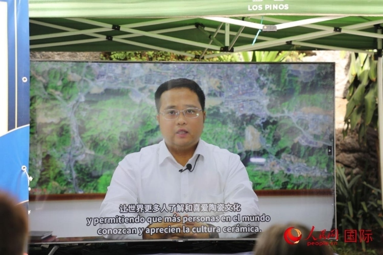 德化縣人民政府縣長(zhǎng)方俊欽視頻致辭。人民網(wǎng) 埃內(nèi)斯托·多明戈斯攝