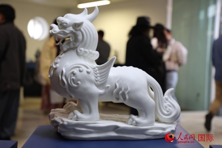 展覽現(xiàn)場(chǎng)的德化白瓷。人民網(wǎng) 埃內(nèi)斯托·多明戈斯攝