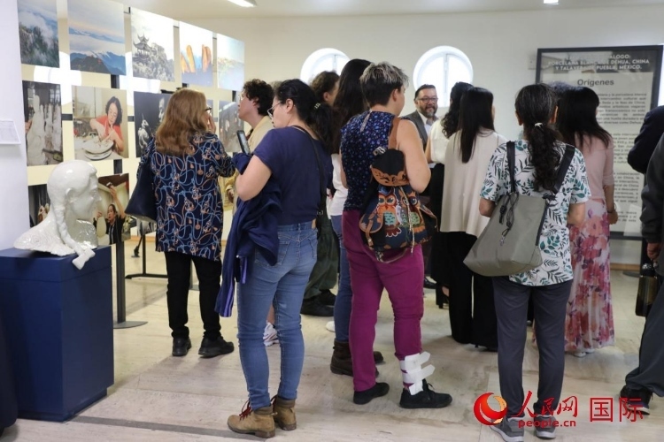 在展覽現(xiàn)場(chǎng)，觀眾們駐足欣賞德化白瓷和墨西哥彩瓷。人民網(wǎng) 埃內(nèi)斯托·多明戈斯攝