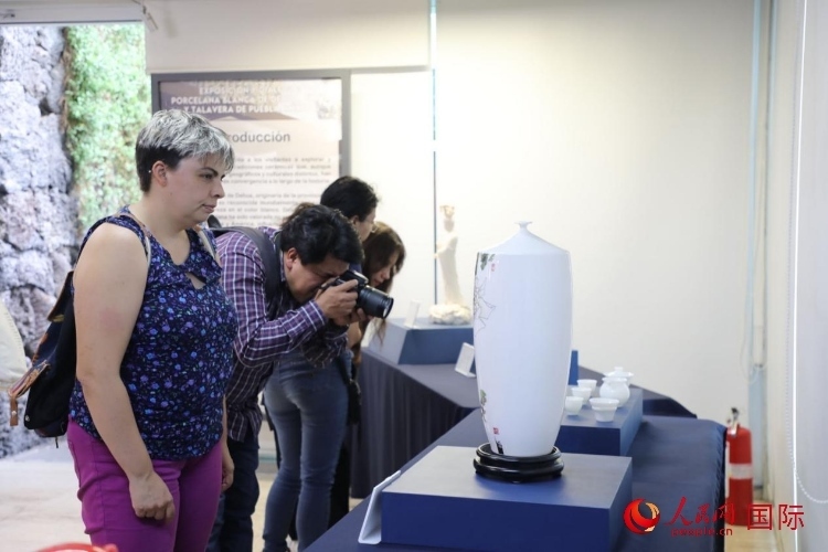 在展覽現(xiàn)場(chǎng)，觀眾們駐足欣賞德化白瓷和墨西哥彩瓷。人民網(wǎng) 埃內(nèi)斯托·多明戈斯攝