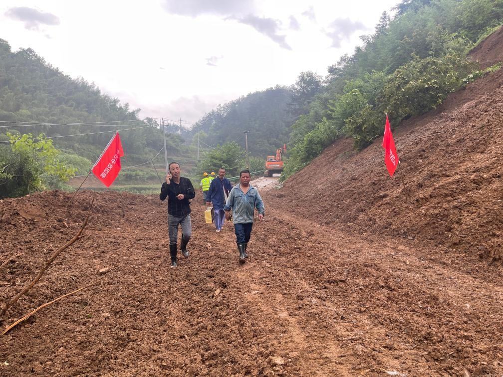 6月22日，木石里008縣道最后一個(gè)塌方點(diǎn)搶通。（受訪者供圖）