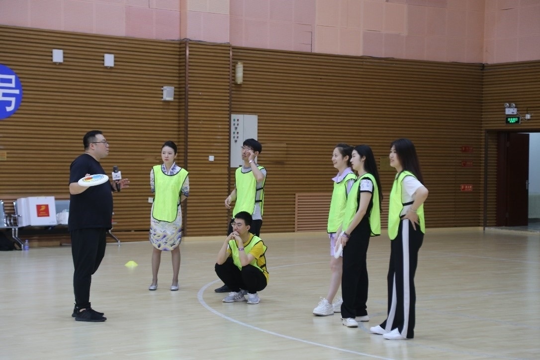 在“友趣體驗營”上，年輕用戶正在學習飛盤運動技巧。 受訪者供圖