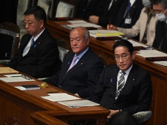 ??2023年12月13日，日本首相岸田文雄（右）參加國會閉會式。新華社記者馮武勇攝