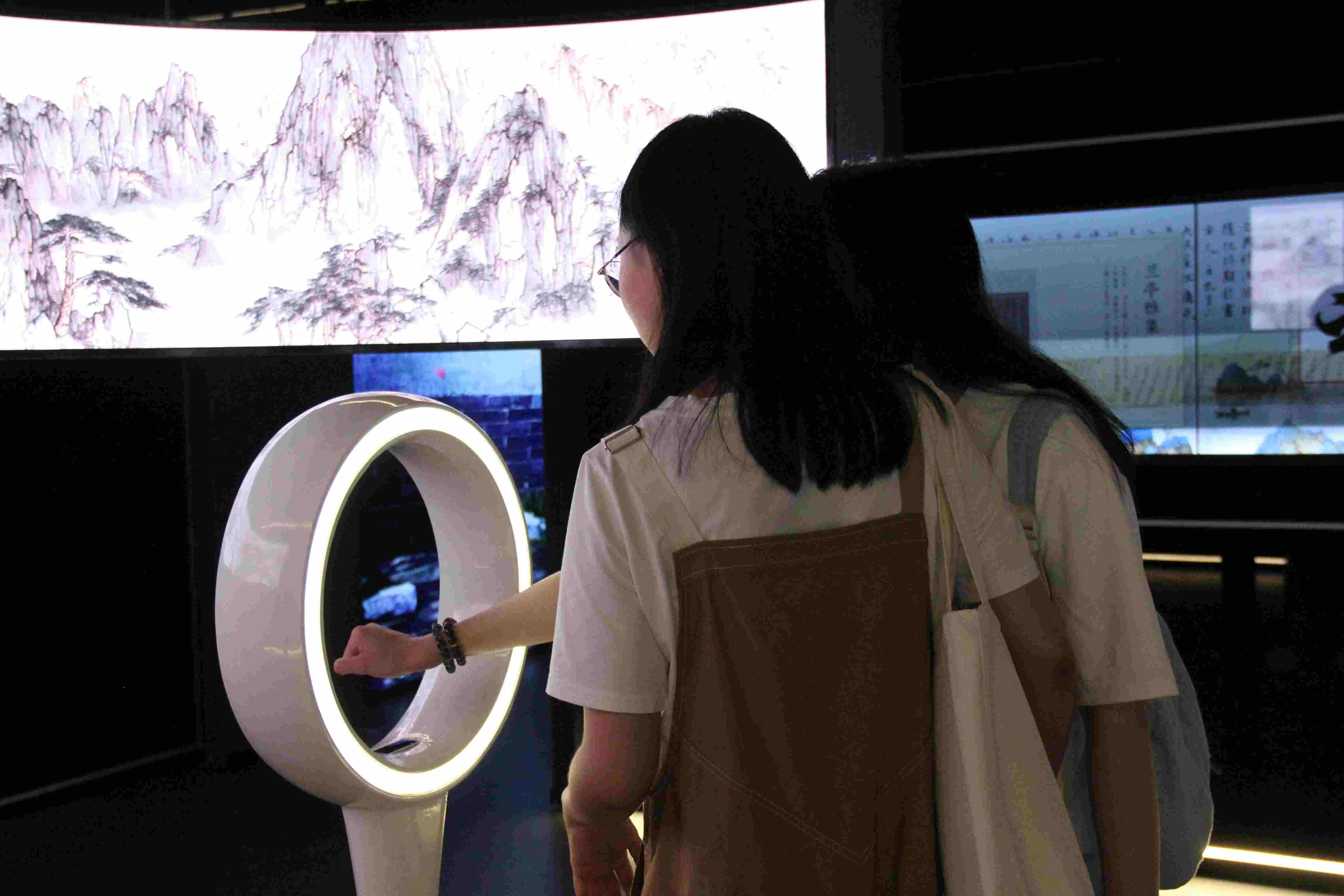 游客在“元啟金陵”南京數(shù)字文化客廳參觀并參與互動(dòng)。受訪者供圖