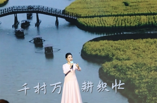 歌唱家、中國音樂學院教授雷佳現(xiàn)場演唱。