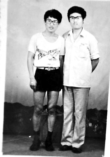 薛其坤（左）與大學(xué)同學(xué)合影。