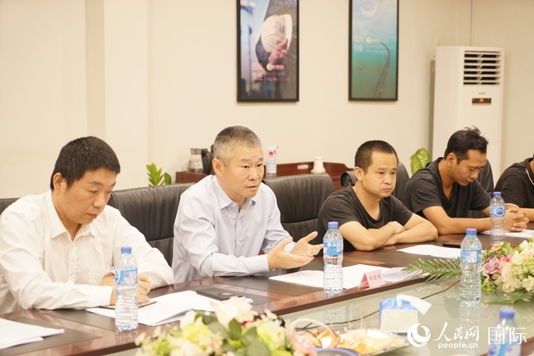 駐尼日利亞使館經(jīng)商處公參王穎琦（左二）講話。人民網(wǎng)記者 姜宣攝